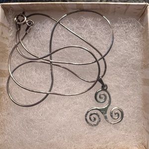 🍀Sterling silver Irish charm with 16-inch chain.